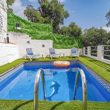 Stunning In With Swimming Pool *